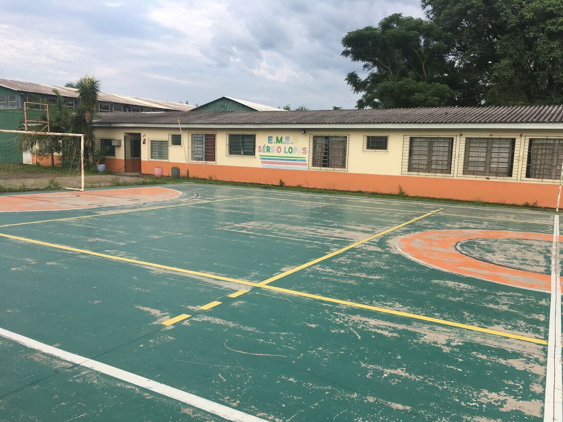 Foto sobre A árvore venceu o portão