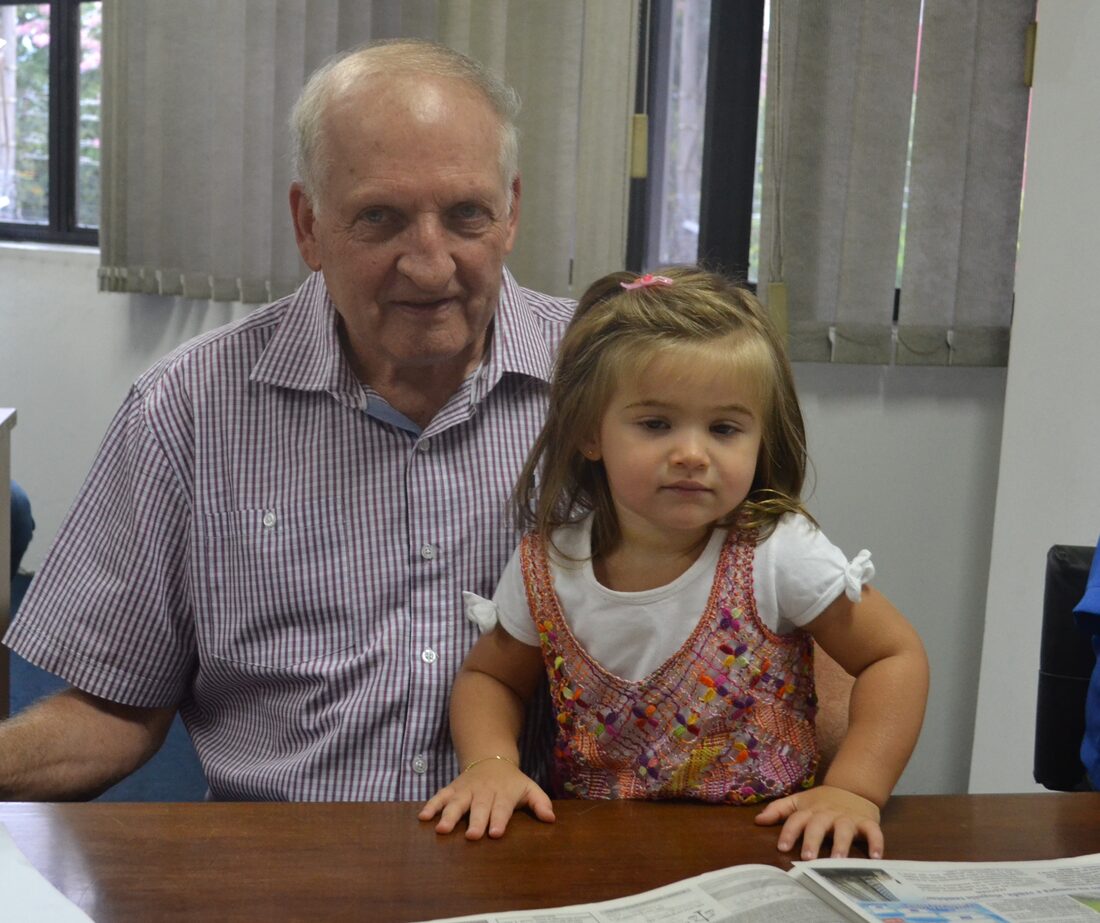 Valdemar Roveda com a neta na gravação do Programa A Cidade